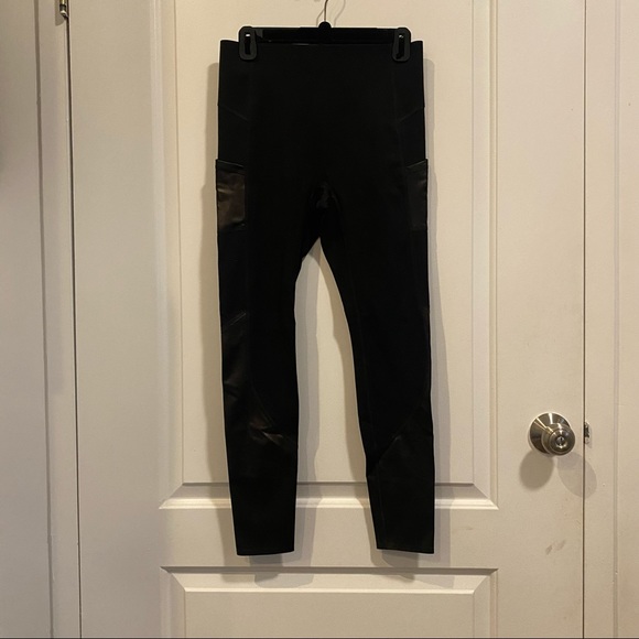 Spanx Every.Wear Gloss Pocket Leggings - Picture 6 of 6